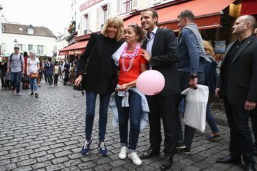 Emmanuel et Brigitte Macron dans les rues de Montmartre, dimanche
