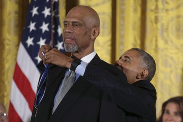 Barack Obama remet à Kareem Abdul-Jabbar la médaille présidentielle de la Liberté.