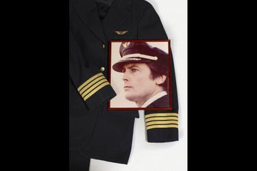 L&#039;uniforme de Commandant de Bord ayant servi à Alain Delon dans &quot;Airport 80 Concorde&quot;, un film de David Lowell Rich, sorti en 1979, avec Alain Delon et Sylvia Kristel.