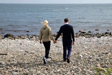 La princesse Mette-Marit et le prince Haakon de Norvège se sont offert une balade en amoureux<br />
 sur une plage de l’île de Jomfruland ce mercredi 31 août, en marge de leur visite à Kragero.