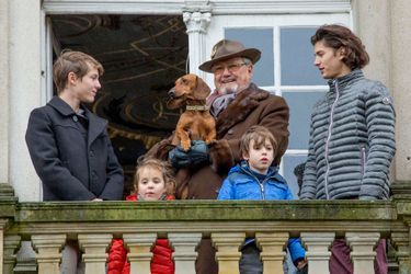 C’est sous la pluie, avec ses frères et son grand-père, que la petite princesse Athena de Danemark a assisté ce dimanche 6 novembre à la traditionnelle chasse au renard<br />
 de Klampenborg.