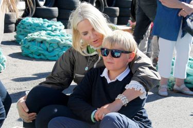 Sa passion de la mer était au programme de la princesse Mette-Marit de Norvège ce samedi 27 août. Le temps d’une sortie familiale, avec Haakon et leurs deux enfants<br />
.