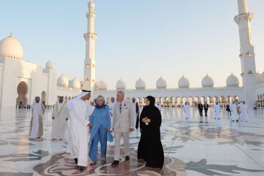 En tournée au Moyen-Orient, le prince Charles et son épouse Camilla ont pu découvrir ce dimanche 6 novembre la Grande Mosquée d’Abu Dhabi<br />
 qu’ils avaient vue en construction en 2007.
