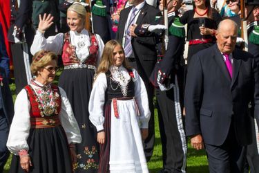 Comme la princesse Mette-Marit et la reine Sonja, la princesse Ingrid Alexandra de Norvège arborait une tenue traditionnelle ce jeudi 1er septembre<br />
 pour la garden-party anniversaire de son royal grand-père.