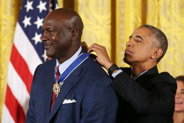 Barack Obama remet à Michael Jordan la médaille présidentielle de la Liberté.