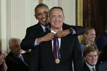 Barack Obama remet à Tom Hanks la médaille présidentielle de la Liberté.