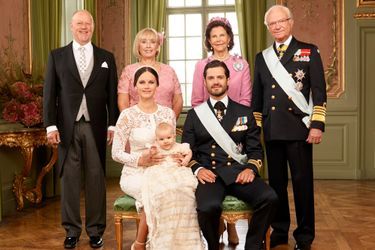 Alexander de Suède avec ses parents et ses grands-parents : le roi Carl XVI Gustaf de Suède et son épouse la reine Silvia, et les parents de Sofia, Marie Britt Rotman et Erik Oscar Hellqvist