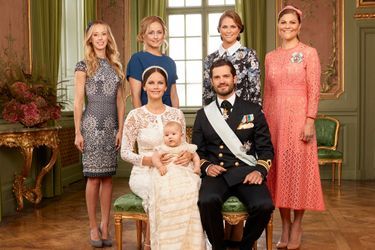 Le prince Alexander de Suède avec ses tantes, les princesses Madeleine et Victoria, et les deux soeurs de Sofia, Lina et Sara.
