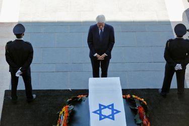 Bill Clinton s&#039;est recueilli jeudi à Jérusalem devant le cercueil du prix Nobel de la Paix Shimon Peres.