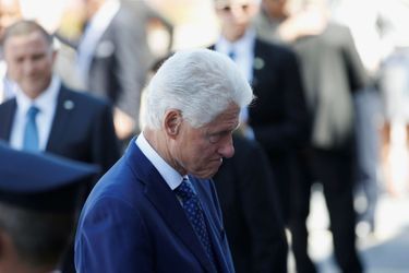 Bill Clinton s&#039;est recueilli jeudi à Jérusalem devant le cercueil du prix Nobel de la Paix Shimon Peres.