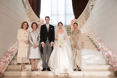 L&#039;impératrice Farah Diba, la reine Sofia d&#039;Espagne et la princesse Lalla Meryem du Maroc entourent le couple.