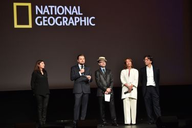 Leonardo DiCaprio entouré d&#039;Anne Hidalgo, du réalisateur Fisher Stevens, de Ségolène Royal et d&#039;Olivier Bramly, directeur général de National Geographic, sur la scène du Théâtre du Châtelet. 
