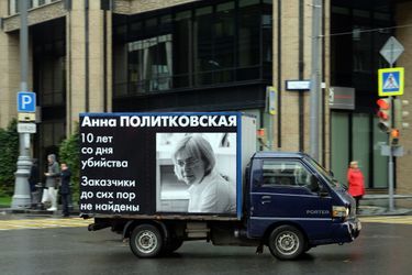 Journalistes, diplomates et Moscovites se sont réunis vendredi pour commémorer les dix ans de l'assassinat de la journaliste russe Anna Politkovskaïa.