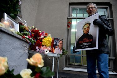 Journalistes, diplomates et Moscovites se sont réunis vendredi pour commémorer les dix ans de l&#039;assassinat de la journaliste russe Anna Politkovskaïa.