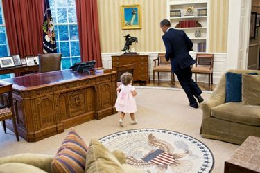 « Attrape-moi si tu peux » : dans le bureau Ovale avec Sarah, la fille d’un proche collaborateur, en juillet 2012.