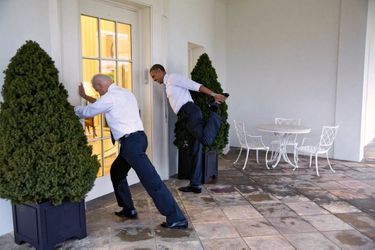 Stretching avec Joe Biden, son vice-président, pour « Let’s Move ! », le programme de Michelle contre l’obésité, en février 2014.
