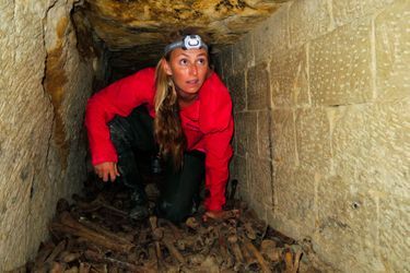 Le défi fou d'Alison Teal : elle surfe dans les catacombes 