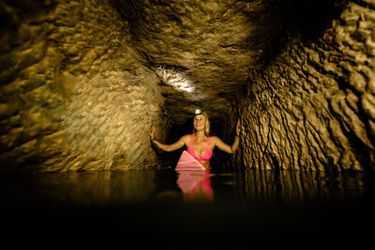 Le défi fou d'Alison Teal : elle surfe dans les catacombes 