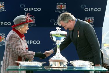 La reine Elizabeth II remet la coupe de la course Queen Elizabeth II Stakes à Ascot, le 15 octobre 2016