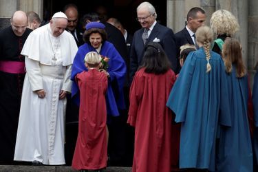 La reine Silvia et le roi Carl XVI Gustaf de Suède sortent du palais royal de Lund avec le pape François, le 31 octobre 2016
