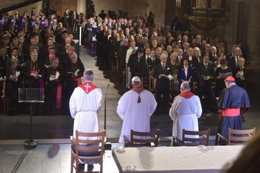 La reine Silvia et le roi Carl XVI Gustaf de Suède assistent à la prière œcuménique avec le pape François dans la cathédrale luthérienne de Lund, le 31 octobre 2016