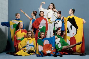 Robes peintes sur soie, hommage aux bandes dessinées portées par les membres du ballet de l'Opéra de Paris à l'été 1982.