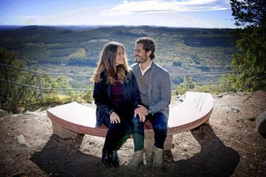 La princesse Sofia et le prince Carl Philip de Suède le 30 septembre 2016 sur le banc que le comté de Dalarna leur a offert pour leur mariage