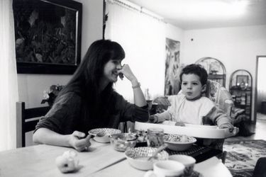 Sophie Marceau avec son fils Vincent à Varsovie, mai 1998.