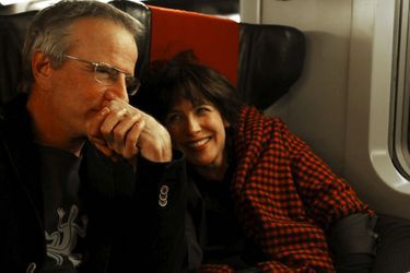Sophie avec Christophe Lambert dans un TGV pour présenter "L'homme de chevet".