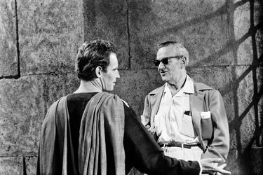 Charlton Heston écoute les consignes du réalisateur.