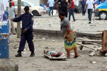 Une femme observe le corps d&#039;une victime dans les rues de Kinshasa le 19 septembre 2016