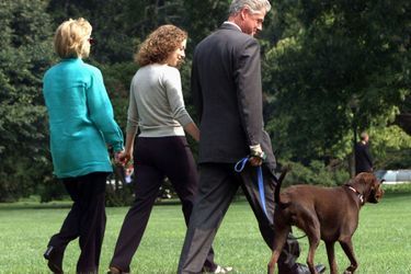 Hillary et Bill Clinton avec leur fille Chelsea en 1998.