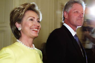 Hillary et Bill Clinton dans les couloirs de la Maison Blanche, 2000.