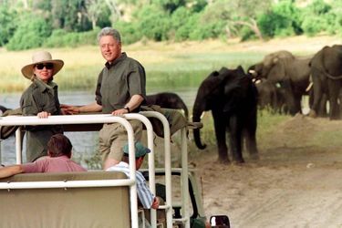 Hillary et Bill Clinton en voyage au Botswana en 1998.