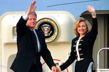 Hillary et Bill Clinton entrent dans Air Force One, à Tokyo en 1996.
