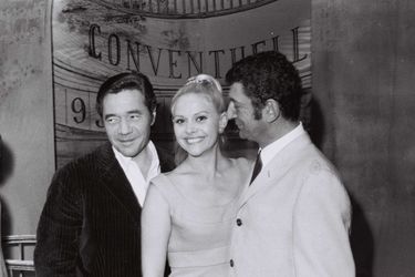 Jean-Pierre Darras(G), son epouse Christiane Minazzoli (C), Yves Robert (D) lors de la premiere de la piece "La convention Belzebir", en 1966
