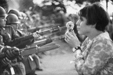 En 1967, à Arlington, des pacifistes s'approchent du Pentagone gardé par des soldats, baïonnettes au fusil. "J'étais là depuis 5h00 du matin. Une masse humaine se plante devant une muraille de baïonnettes. Une jeune fille s'approche, parle aux militaires, une fleur à la main". La photo est devenue un symbole du pacifisme.