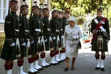 Ça y est! La reine Elizabeth II est officiellement en vacances d’été dans son château de Balmoral en Ecosse. La traditionnelle cérémonie d’accueil de la souveraine par le Royal Regiment of Scotland s’est déroulée ce lundi 8 août.<br />
