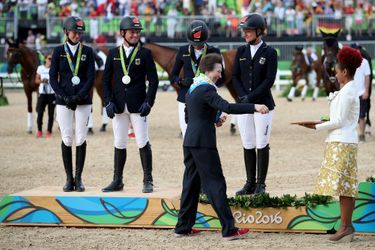 Représentant la famille royale britannique aux JO de Rio, la princesse Anne n’assiste pas seulement aux compétitions. Ce mardi 9 août au soir, elle remettait des médailles en équitation et notamment à la France<br />
. 