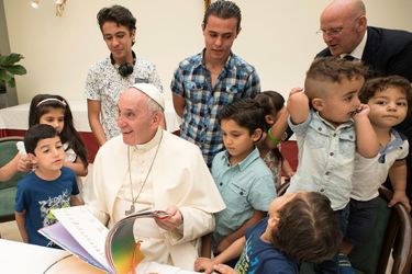 Le pape François a invité jeudi à déjeuner au Vatican les 21 demandeurs d&#039;asile syriens qu&#039;il a fait venir à Rome.