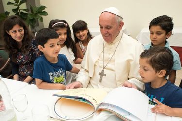 Le pape François a invité jeudi à déjeuner au Vatican les 21 demandeurs d&#039;asile syriens qu&#039;il a fait venir à Rome.