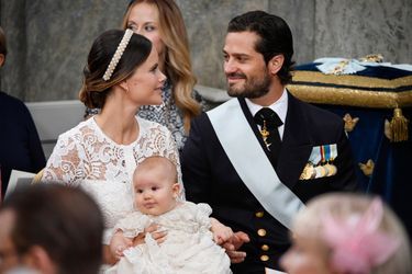 Le prince Alexander de Suède avec ses parents lors de son baptême à Stockholm, le 9 septembre 2016