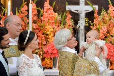 Le prince Alexander de Suède avec ses parents lors de son baptême à Stockholm, le 9 septembre 2016