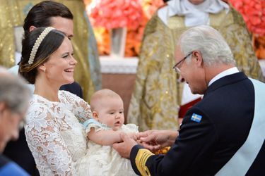 Le roi Carl XVI Gustaf de Suède remet l'ordre du Séraphin au prince Alexander de Suède à Stockholm, le 9 septembre 2016