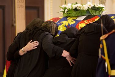 Les quatre filles de Anne de Roumanie se recueillent sur son cercueil au palais royal de Bucarest, le 12 août 2016