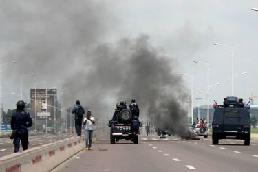 La police bloque une route dans la capitale de la RDC le 19 septembre 2016