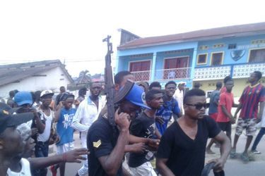 Dans la foule, un manifestant exhibe sa Kalashnikov, Kinshasa 19 septembre 2016