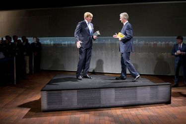 Les rois Willem-Alexander des Pays-Bas et Philippe de Belgique inaugurent le pavillon néerlandais-flamand à la Foire du livre de Francfort, le 18 octobre 2016