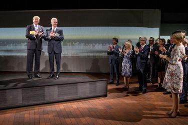Sous l'oeil de la reine des Belges Mathilde, les rois Willem-Alexander des Pays-Bas et Philippe de Belgique inaugurent le pavillon néerlandais-flamand à la Foire du livre de Francfort, le 18 octobre 2016