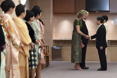La reine Mathilde et le roi Philippe de Belgique avec la princesse Masako et le prince Naruhito du Japon, devant la famille impériale à Tokyo, le 13 octobre 2016